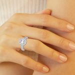 3.00 CTTW Beautiful Halo Bridal Ring with 1.00 ct Emerald Center Stone - Image 5